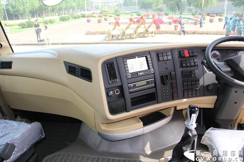 2013年6月1日上午，中国制造欧五重卡首批发往香港交车仪式在山东济南隆重举行，由中国重汽生产的100辆HOWO-A7欧五重卡缓缓驶出济南卡车公司厂区，交付香港合德公司。至此，中国重汽在香港地区的300辆欧五重卡订单已全部按期交付。这是国内重卡厂家生产的欧五重卡首次大批量进入香港市场，也是首个在香港上牌的中国制造商用车。图为发往香港的重汽欧五重卡，搭载420马力12升发动机。