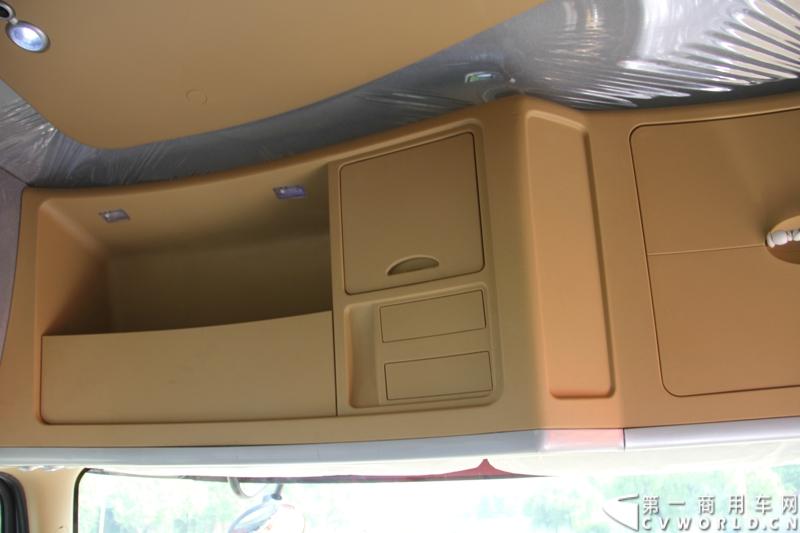 2013年6月1日上午，中国制造欧五重卡首批发往香港交车仪式在山东济南隆重举行，由中国重汽生产的100辆HOWO-A7欧五重卡缓缓驶出济南卡车公司厂区，交付香港合德公司。至此，中国重汽在香港地区的300辆欧五重卡订单已全部按期交付。这是国内重卡厂家生产的欧五重卡首次大批量进入香港市场，也是首个在香港上牌的中国制造商用车。图为发往香港的重汽欧五重卡，搭载420马力12升发动机。