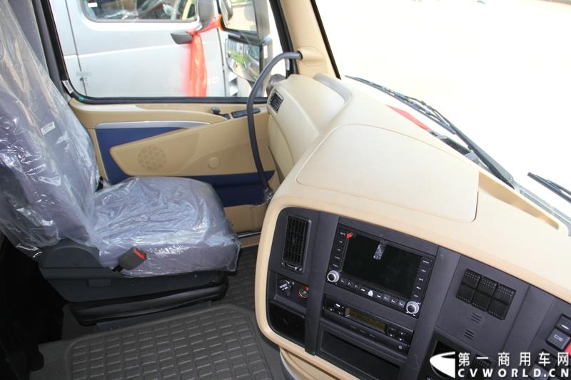 2013年6月1日上午，中国制造欧五重卡首批发往香港交车仪式在山东济南隆重举行，由中国重汽生产的100辆HOWO-A7欧五重卡缓缓驶出济南卡车公司厂区，交付香港合德公司。至此，中国重汽在香港地区的300辆欧五重卡订单已全部按期交付。这是国内重卡厂家生产的欧五重卡首次大批量进入香港市场，也是首个在香港上牌的中国制造商用车。图为发往香港的重汽欧五重卡，搭载420马力12升发动机。