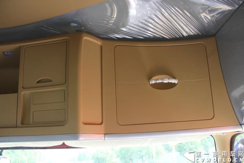 2013年6月1日上午，中国制造欧五重卡首批发往香港交车仪式在山东济南隆重举行，由中国重汽生产的100辆HOWO-A7欧五重卡缓缓驶出济南卡车公司厂区，交付香港合德公司。至此，中国重汽在香港地区的300辆欧五重卡订单已全部按期交付。这是国内重卡厂家生产的欧五重卡首次大批量进入香港市场，也是首个在香港上牌的中国制造商用车。图为发往香港的重汽欧五重卡，搭载420马力12升发动机。