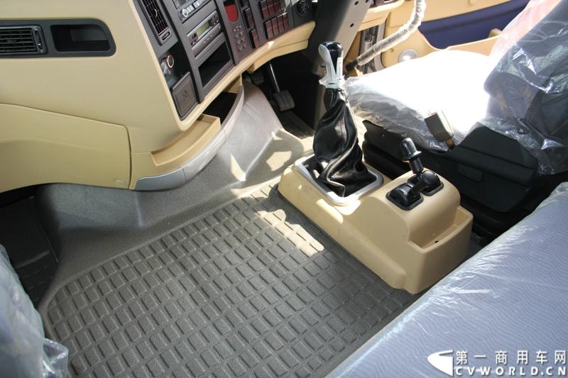 2013年6月1日上午，中国制造欧五重卡首批发往香港交车仪式在山东济南隆重举行，由中国重汽生产的100辆HOWO-A7欧五重卡缓缓驶出济南卡车公司厂区，交付香港合德公司。至此，中国重汽在香港地区的300辆欧五重卡订单已全部按期交付。这是国内重卡厂家生产的欧五重卡首次大批量进入香港市场，也是首个在香港上牌的中国制造商用车。图为发往香港的重汽欧五重卡，搭载420马力12升发动机。