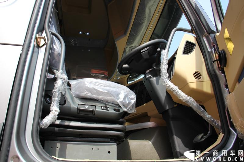 2013年6月1日上午，中国制造欧五重卡首批发往香港交车仪式在山东济南隆重举行，由中国重汽生产的100辆HOWO-A7欧五重卡缓缓驶出济南卡车公司厂区，交付香港合德公司。至此，中国重汽在香港地区的300辆欧五重卡订单已全部按期交付。这是国内重卡厂家生产的欧五重卡首次大批量进入香港市场，也是首个在香港上牌的中国制造商用车。图为发往香港的重汽欧五重卡，搭载420马力12升发动机。