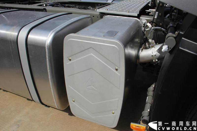 2013年6月1日上午，中国制造欧五重卡首批发往香港交车仪式在山东济南隆重举行，由中国重汽生产的100辆HOWO-A7欧五重卡缓缓驶出济南卡车公司厂区，交付香港合德公司。至此，中国重汽在香港地区的300辆欧五重卡订单已全部按期交付。这是国内重卡厂家生产的欧五重卡首次大批量进入香港市场，也是首个在香港上牌的中国制造商用车。图为发往香港的重汽欧五重卡，搭载420马力12升发动机。