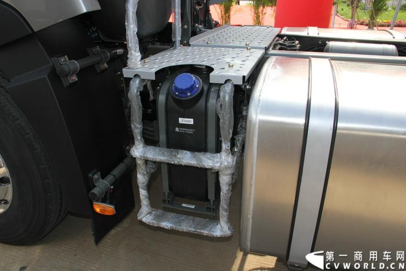 2013年6月1日上午，中国制造欧五重卡首批发往香港交车仪式在山东济南隆重举行，由中国重汽生产的100辆HOWO-A7欧五重卡缓缓驶出济南卡车公司厂区，交付香港合德公司。至此，中国重汽在香港地区的300辆欧五重卡订单已全部按期交付。这是国内重卡厂家生产的欧五重卡首次大批量进入香港市场，也是首个在香港上牌的中国制造商用车。图为发往香港的重汽欧五重卡，搭载420马力12升发动机。