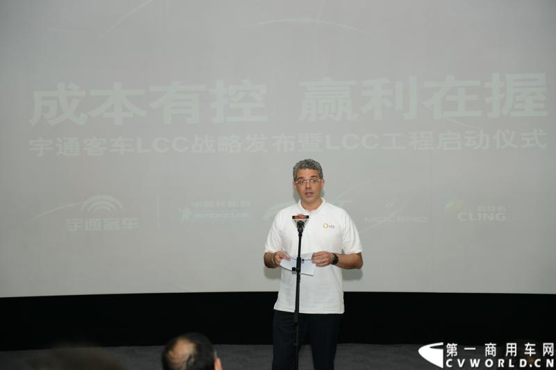 6月4日，宇通客车LCC战略发布暨LCC工程启动仪式在北京汽车博物馆盛大举行，会上，宇通客车正式发布了LCC战略并启动LCC工程。按照宇通的发布内容，宇通客车将以北京为首发站，在全国举办LCC工程的巡回推介会.图为上汽菲亚特红岩动力公司总经理裴赛德致辞 。