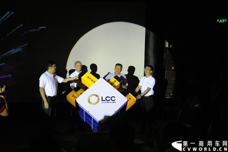 6月4日，宇通客车LCC战略发布暨LCC工程启动仪式在北京汽车博物馆盛大举行，会上，宇通客车正式发布了LCC战略并启动LCC工程。按照宇通的发布内容，宇通客车将以北京为首发站，在全国举办LCC工程的巡回推介会.图为与会嘉宾共同启动宇通LCC工程 。