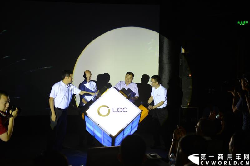 6月4日，宇通客车LCC战略发布暨LCC工程启动仪式在北京汽车博物馆盛大举行，会上，宇通客车正式发布了LCC战略并启动LCC工程。按照宇通的发布内容，宇通客车将以北京为首发站，在全国举办LCC工程的巡回推介会.图为与会嘉宾共同启动宇通LCC工程 。
