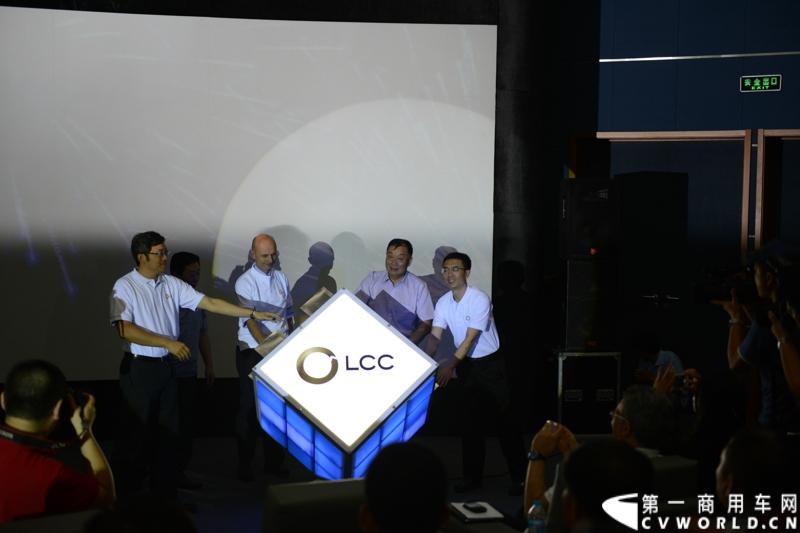 6月4日，宇通客车LCC战略发布暨LCC工程启动仪式在北京汽车博物馆盛大举行，会上，宇通客车正式发布了LCC战略并启动LCC工程。按照宇通的发布内容，宇通客车将以北京为首发站，在全国举办LCC工程的巡回推介会.图为与会嘉宾共同启动宇通LCC工程 。