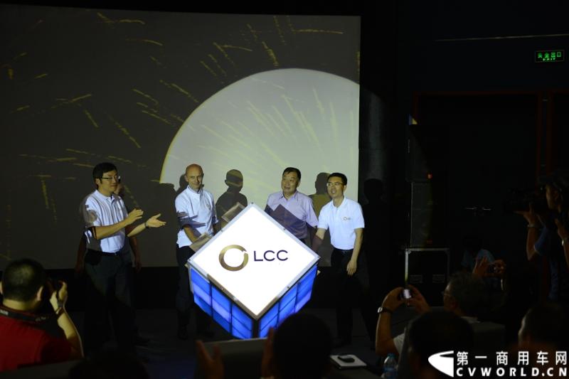 6月4日，宇通客车LCC战略发布暨LCC工程启动仪式在北京汽车博物馆盛大举行，会上，宇通客车正式发布了LCC战略并启动LCC工程。按照宇通的发布内容，宇通客车将以北京为首发站，在全国举办LCC工程的巡回推介会.图为与会嘉宾共同启动宇通LCC工程 。