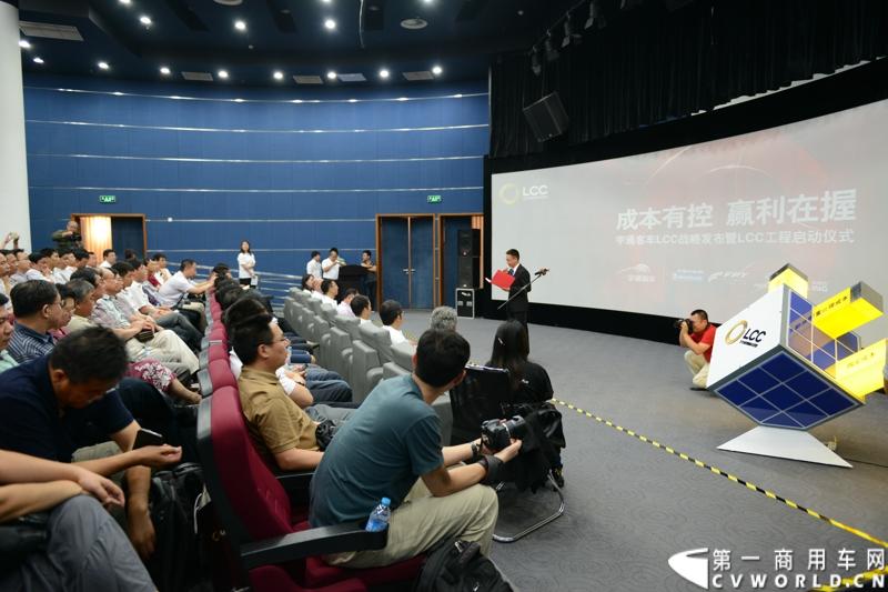 6月4日，宇通客车LCC战略发布暨LCC工程启动仪式在北京汽车博物馆盛大举行，会上，宇通客车正式发布了LCC战略并启动LCC工程。按照宇通的发布内容，宇通客车将以北京为首发站，在全国举办LCC工程的巡回推介会.图为启动仪式现场。