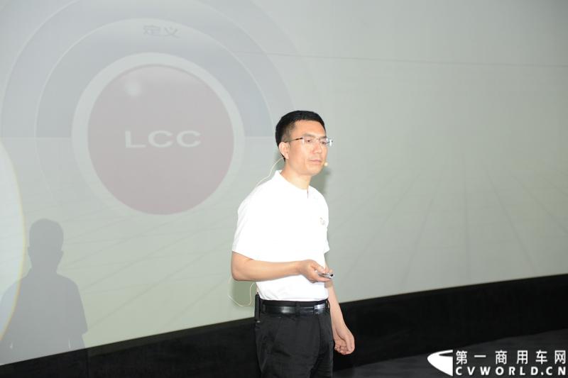 6月4日，宇通客车LCC战略发布暨LCC工程启动仪式在北京汽车博物馆盛大举行，会上，宇通客车正式发布了LCC战略并启动LCC工程。按照宇通的发布内容，宇通客车将以北京为首发站，在全国举办LCC工程的巡回推介会.图为宇通客车副总经理王文兵介绍LCC工程。