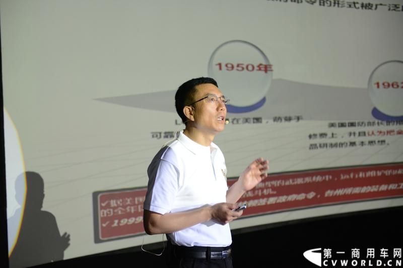 6月4日，宇通客车LCC战略发布暨LCC工程启动仪式在北京汽车博物馆盛大举行，会上，宇通客车正式发布了LCC战略并启动LCC工程。按照宇通的发布内容，宇通客车将以北京为首发站，在全国举办LCC工程的巡回推介会.图为宇通客车副总经理王文兵介绍LCC工程。