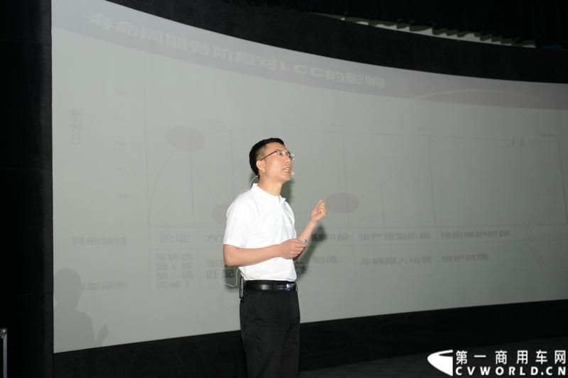 6月4日，宇通客车LCC战略发布暨LCC工程启动仪式在北京汽车博物馆盛大举行，会上，宇通客车正式发布了LCC战略并启动LCC工程。按照宇通的发布内容，宇通客车将以北京为首发站，在全国举办LCC工程的巡回推介会.图为宇通客车副总经理王文兵介绍LCC工程。
