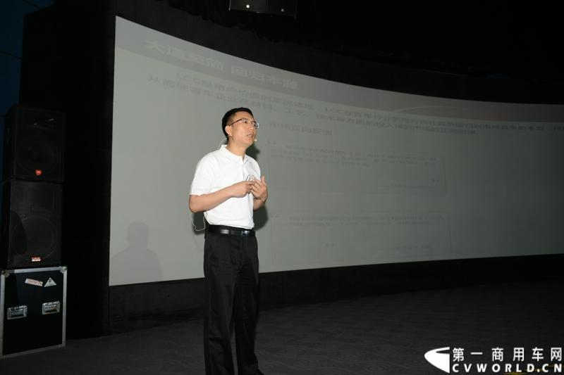 6月4日，宇通客车LCC战略发布暨LCC工程启动仪式在北京汽车博物馆盛大举行，会上，宇通客车正式发布了LCC战略并启动LCC工程。按照宇通的发布内容，宇通客车将以北京为首发站，在全国举办LCC工程的巡回推介会.图为宇通客车副总经理王文兵介绍LCC工程。