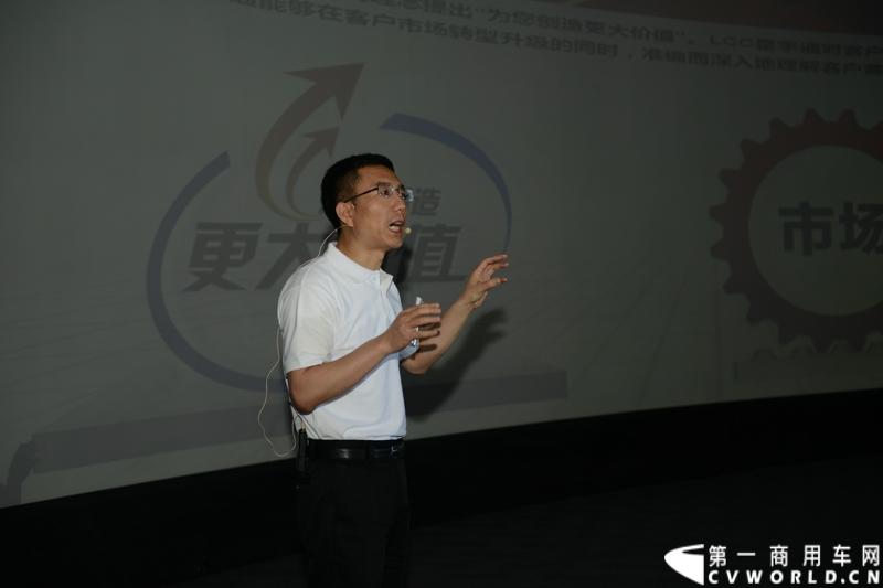 6月4日，宇通客车LCC战略发布暨LCC工程启动仪式在北京汽车博物馆盛大举行，会上，宇通客车正式发布了LCC战略并启动LCC工程。按照宇通的发布内容，宇通客车将以北京为首发站，在全国举办LCC工程的巡回推介会.图为宇通客车副总经理王文兵介绍LCC工程。