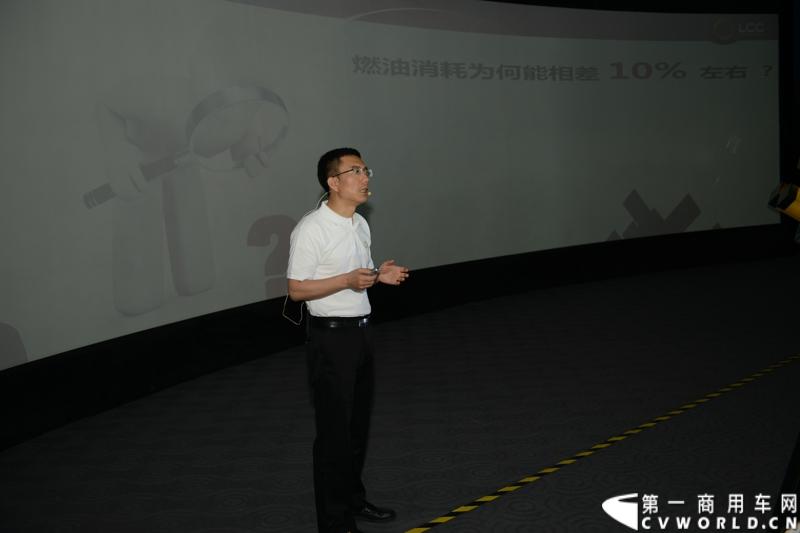 6月4日，宇通客车LCC战略发布暨LCC工程启动仪式在北京汽车博物馆盛大举行，会上，宇通客车正式发布了LCC战略并启动LCC工程。按照宇通的发布内容，宇通客车将以北京为首发站，在全国举办LCC工程的巡回推介会.图为宇通客车副总经理王文兵介绍LCC工程。