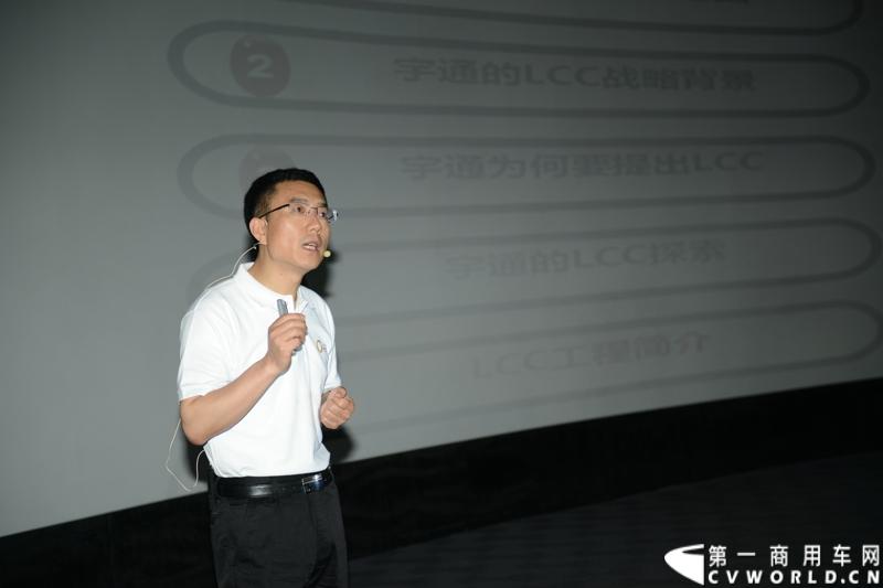 6月4日，宇通客车LCC战略发布暨LCC工程启动仪式在北京汽车博物馆盛大举行，会上，宇通客车正式发布了LCC战略并启动LCC工程。按照宇通的发布内容，宇通客车将以北京为首发站，在全国举办LCC工程的巡回推介会.图为宇通客车副总经理王文兵介绍LCC工程。