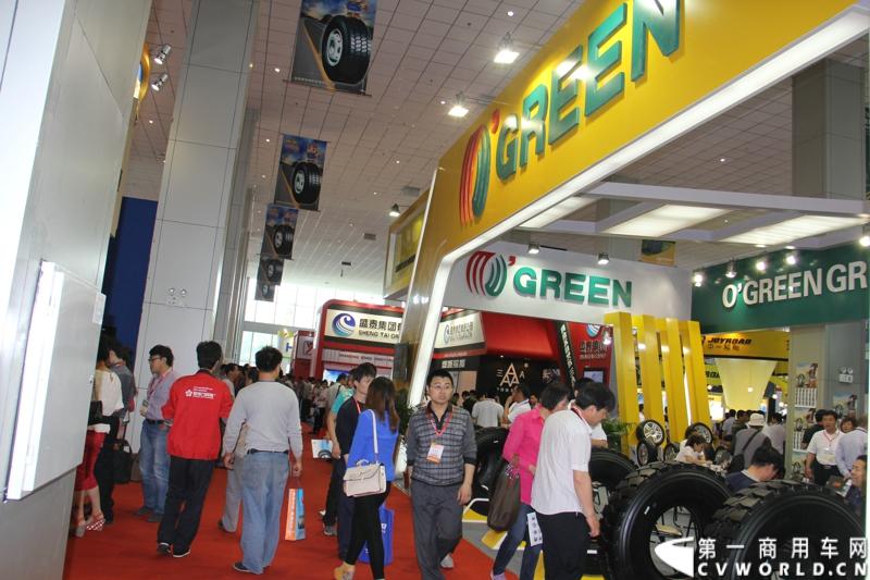 5月15-17日，第四届中国（广饶）国际橡胶轮胎暨汽车配件展览会在广饶国际会展中心成功举办。展览会立足“国内一流、世界知名”的办展目标，精心组织各种轮胎及生产原辅材料、机械设备、轮胎制造技术、车轮制品、轮胎翻新设备及原料、汽车配件等展示交流活动，图为现场人流如织。