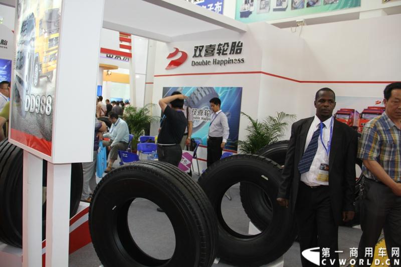 5月15-17日，第四届中国（广饶）国际橡胶轮胎暨汽车配件展览会在广饶国际会展中心成功举办。展览会立足“国内一流、世界知名”的办展目标，精心组织各种轮胎及生产原辅材料、机械设备、轮胎制造技术、车轮制品、轮胎翻新设备及原料、汽车配件等展示交流活动，图为外籍朋友参观轮胎展。