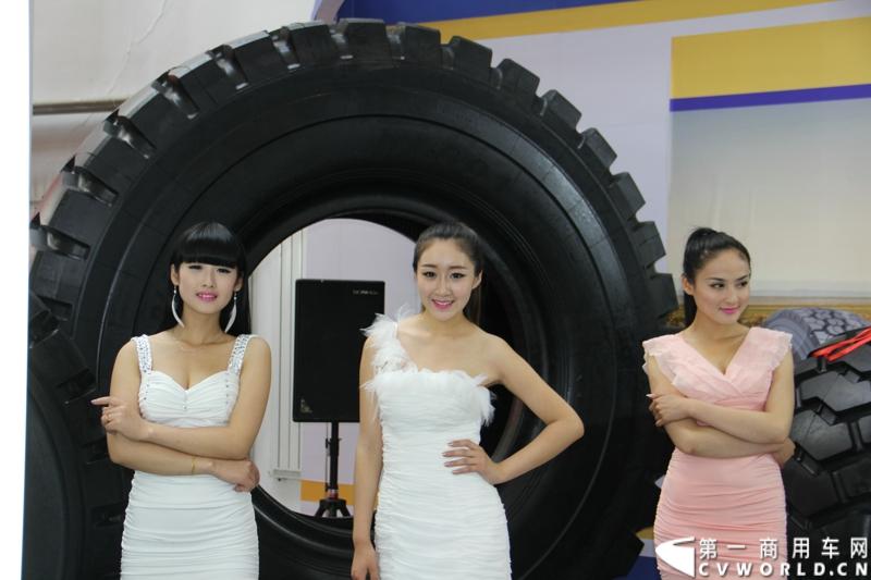 5月15-17日，第四届中国（广饶）国际橡胶轮胎暨汽车配件展览会在广饶国际会展中心成功举办。展览会立足“国内一流、世界知名”的办展目标，精心组织各种轮胎及生产原辅材料、机械设备、轮胎制造技术、车轮制品、轮胎翻新设备及原料、汽车配件等展示交流活动，图为轮胎车模。