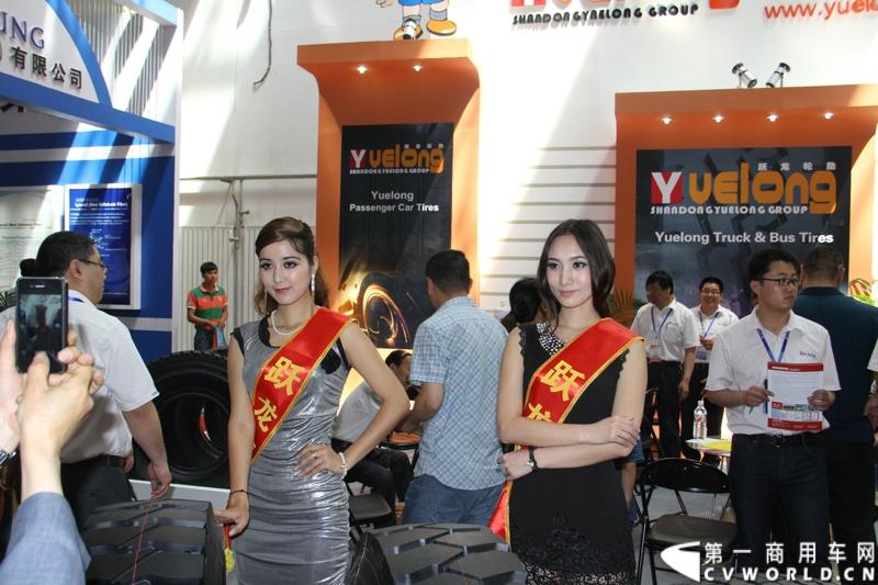5月15-17日，第四届中国（广饶）国际橡胶轮胎暨汽车配件展览会在广饶国际会展中心成功举办。展览会立足“国内一流、世界知名”的办展目标，精心组织各种轮胎及生产原辅材料、机械设备、轮胎制造技术、车轮制品、轮胎翻新设备及原料、汽车配件等展示交流活动，图为轮胎车模。