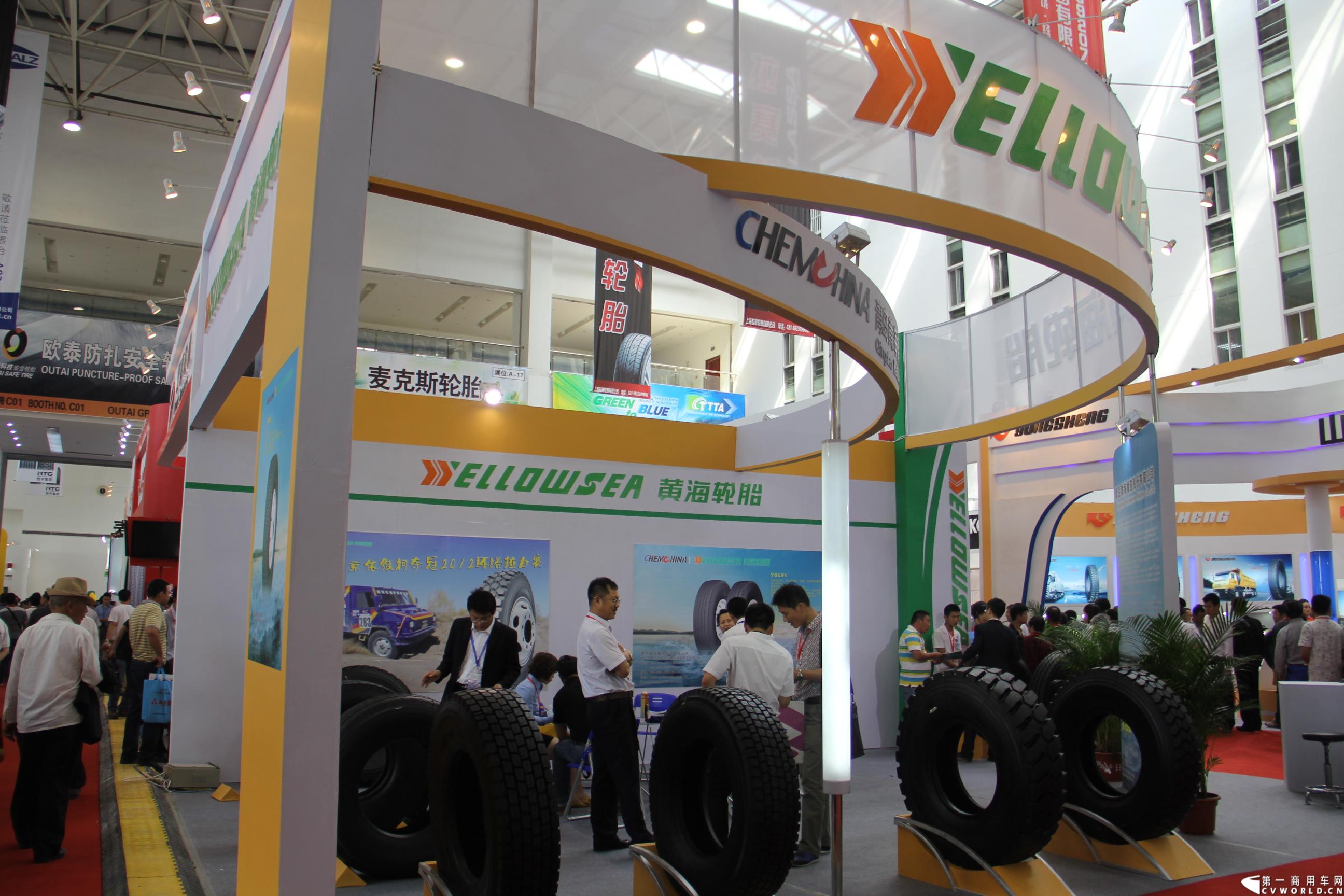 5月15-17日，第四届中国（广饶）国际橡胶轮胎暨汽车配件展览会在广饶国际会展中心成功举办。展览会立足“国内一流、世界知名”的办展目标，精心组织各种轮胎及生产原辅材料、机械设备、轮胎制造技术、车轮制品、轮胎翻新设备及原料、汽车配件等展示交流活动，图为青岛黄海轮胎展台。