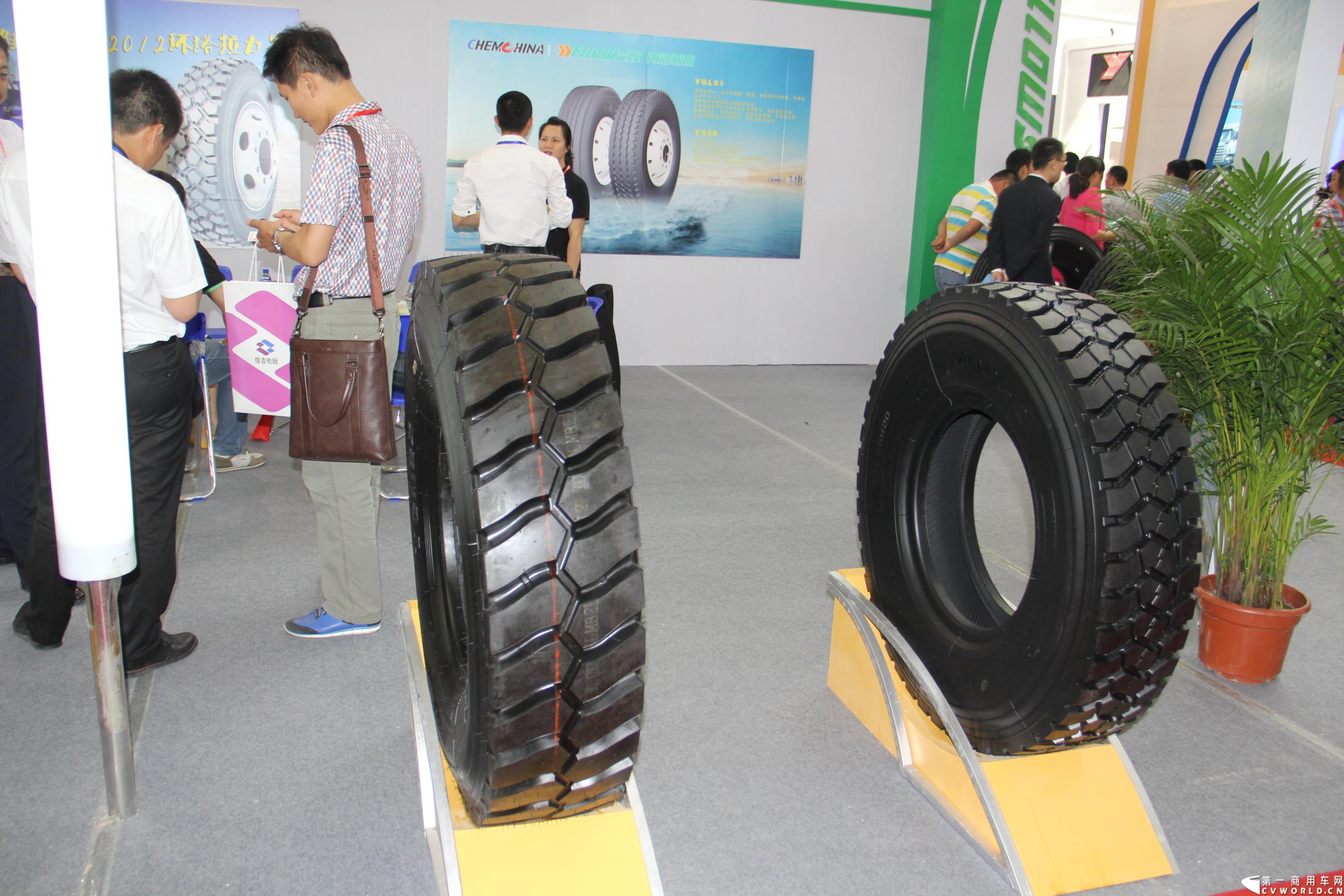 5月15-17日，第四届中国（广饶）国际橡胶轮胎暨汽车配件展览会在广饶国际会展中心成功举办。展览会立足“国内一流、世界知名”的办展目标，精心组织各种轮胎及生产原辅材料、机械设备、轮胎制造技术、车轮制品、轮胎翻新设备及原料、汽车配件等展示交流活动，图为青岛黄海轮胎展台。