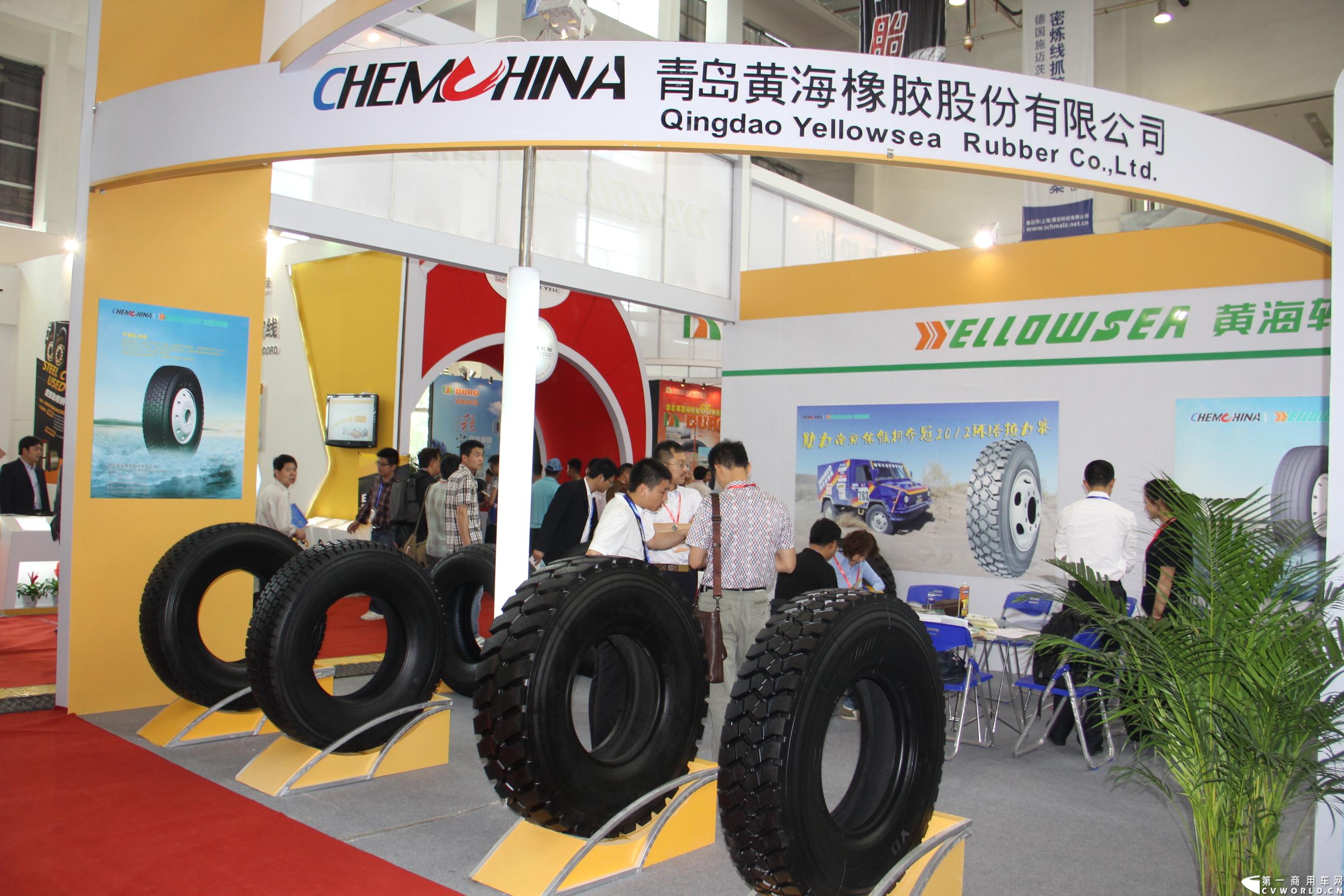 5月15-17日，第四届中国（广饶）国际橡胶轮胎暨汽车配件展览会在广饶国际会展中心成功举办。展览会立足“国内一流、世界知名”的办展目标，精心组织各种轮胎及生产原辅材料、机械设备、轮胎制造技术、车轮制品、轮胎翻新设备及原料、汽车配件等展示交流活动，图为青岛黄海轮胎展台。