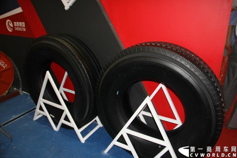 5月15-17日，第四届中国（广饶）国际橡胶轮胎暨汽车配件展览会在广饶国际会展中心成功举办。展览会立足“国内一流、世界知名”的办展目标，精心组织各种轮胎及生产原辅材料、机械设备、轮胎制造技术、车轮制品、轮胎翻新设备及原料、汽车配件等展示交流活动，图为山东盛泰轮胎展台。