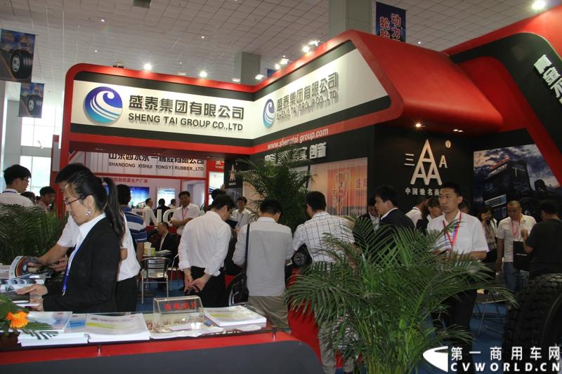 5月15-17日，第四届中国（广饶）国际橡胶轮胎暨汽车配件展览会在广饶国际会展中心成功举办。展览会立足“国内一流、世界知名”的办展目标，精心组织各种轮胎及生产原辅材料、机械设备、轮胎制造技术、车轮制品、轮胎翻新设备及原料、汽车配件等展示交流活动，图为山东盛泰轮胎展台。