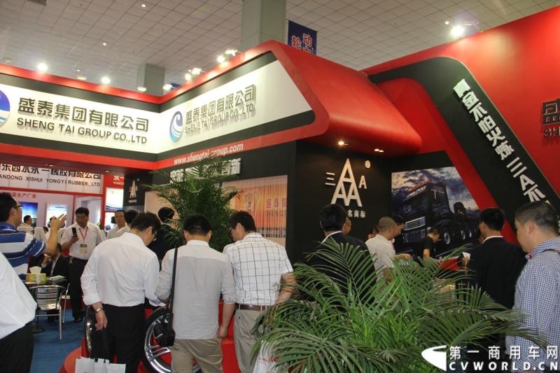 5月15-17日，第四届中国（广饶）国际橡胶轮胎暨汽车配件展览会在广饶国际会展中心成功举办。展览会立足“国内一流、世界知名”的办展目标，精心组织各种轮胎及生产原辅材料、机械设备、轮胎制造技术、车轮制品、轮胎翻新设备及原料、汽车配件等展示交流活动，图为山东盛泰轮胎展台。