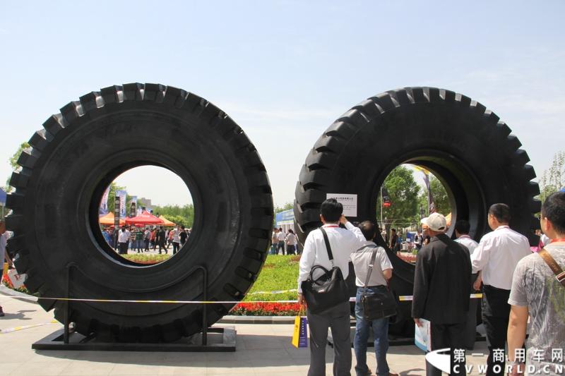 5月15-17日，第四届中国（广饶）国际橡胶轮胎暨汽车配件展览会在广饶国际会展中心成功举办。展览会立足“国内一流、世界知名”的办展目标，精心组织各种轮胎及生产原辅材料、机械设备、轮胎制造技术、车轮制品、轮胎翻新设备及原料、汽车配件等展示交流活动，图为市外展区。