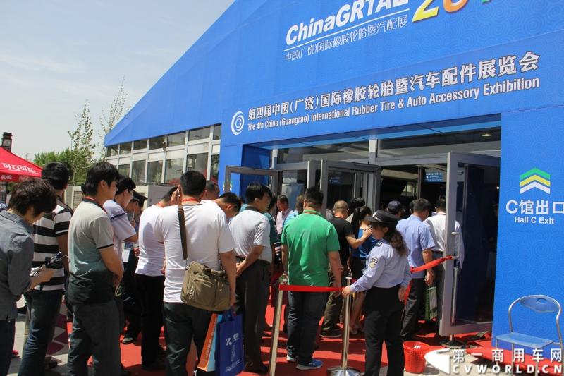 5月15-17日，第四届中国（广饶）国际橡胶轮胎暨汽车配件展览会在广饶国际会展中心成功举办。展览会立足“国内一流、世界知名”的办展目标，精心组织各种轮胎及生产原辅材料、机械设备、轮胎制造技术、车轮制品、轮胎翻新设备及原料、汽车配件等展示交流活动，图为室外展区。