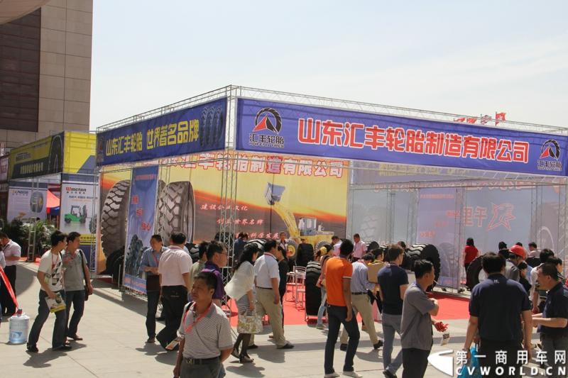 5月15-17日，第四届中国（广饶）国际橡胶轮胎暨汽车配件展览会在广饶国际会展中心成功举办。展览会立足“国内一流、世界知名”的办展目标，精心组织各种轮胎及生产原辅材料、机械设备、轮胎制造技术、车轮制品、轮胎翻新设备及原料、汽车配件等展示交流活动，图为室外展区。