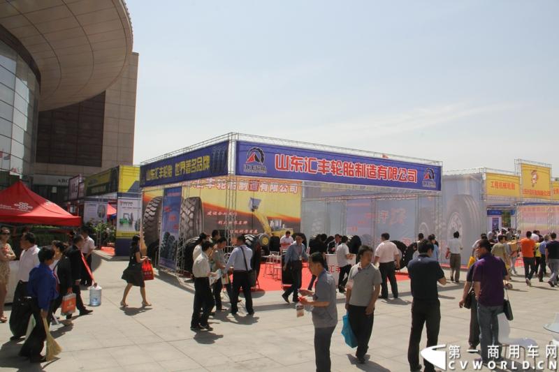 5月15-17日，第四届中国（广饶）国际橡胶轮胎暨汽车配件展览会在广饶国际会展中心成功举办。展览会立足“国内一流、世界知名”的办展目标，精心组织各种轮胎及生产原辅材料、机械设备、轮胎制造技术、车轮制品、轮胎翻新设备及原料、汽车配件等展示交流活动，图为室外展区。
