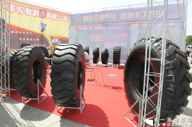 5月15-17日，第四届中国（广饶）国际橡胶轮胎暨汽车配件展览会在广饶国际会展中心成功举办。展览会立足“国内一流、世界知名”的办展目标，精心组织各种轮胎及生产原辅材料、机械设备、轮胎制造技术、车轮制品、轮胎翻新设备及原料、汽车配件等展示交流活动，图为室外展区。