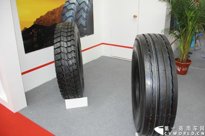 5月15-17日，第四届中国（广饶）国际橡胶轮胎暨汽车配件展览会在广饶国际会展中心成功举办。展览会立足“国内一流、世界知名”的办展目标，精心组织各种轮胎及生产原辅材料、机械设备、轮胎制造技术、车轮制品、轮胎翻新设备及原料、汽车配件等展示交流活动，图为双喜商用车轮胎 。