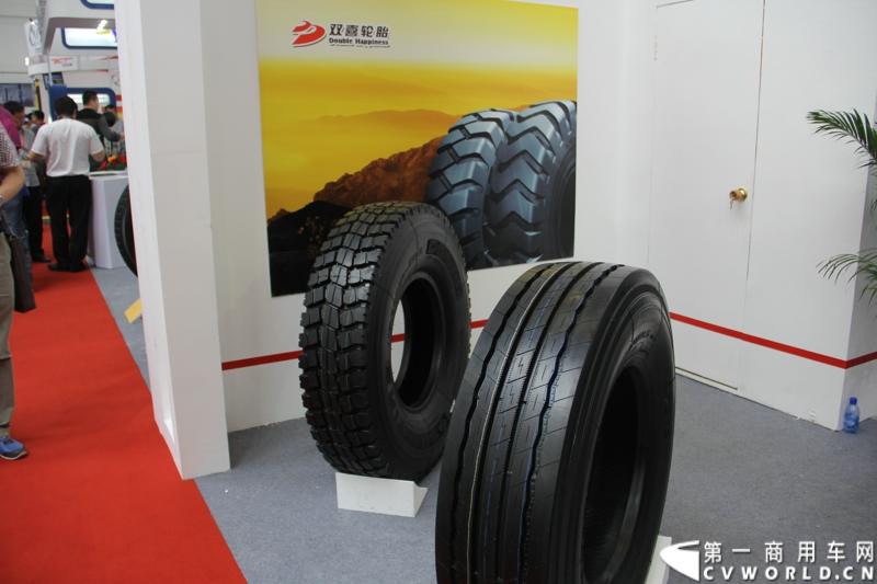 5月15-17日，第四届中国（广饶）国际橡胶轮胎暨汽车配件展览会在广饶国际会展中心成功举办。展览会立足“国内一流、世界知名”的办展目标，精心组织各种轮胎及生产原辅材料、机械设备、轮胎制造技术、车轮制品、轮胎翻新设备及原料、汽车配件等展示交流活动，图为双喜商用车轮胎 。