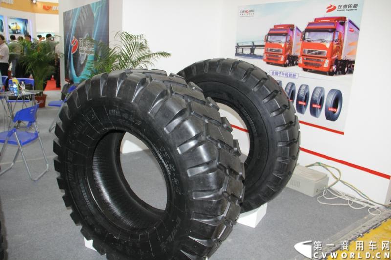 5月15-17日，第四届中国（广饶）国际橡胶轮胎暨汽车配件展览会在广饶国际会展中心成功举办。展览会立足“国内一流、世界知名”的办展目标，精心组织各种轮胎及生产原辅材料、机械设备、轮胎制造技术、车轮制品、轮胎翻新设备及原料、汽车配件等展示交流活动，图为双喜商用车轮胎 。