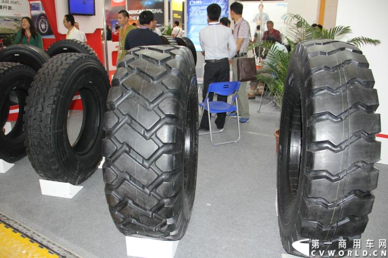 5月15-17日，第四届中国（广饶）国际橡胶轮胎暨汽车配件展览会在广饶国际会展中心成功举办。展览会立足“国内一流、世界知名”的办展目标，精心组织各种轮胎及生产原辅材料、机械设备、轮胎制造技术、车轮制品、轮胎翻新设备及原料、汽车配件等展示交流活动，图为双喜商用车轮胎 。