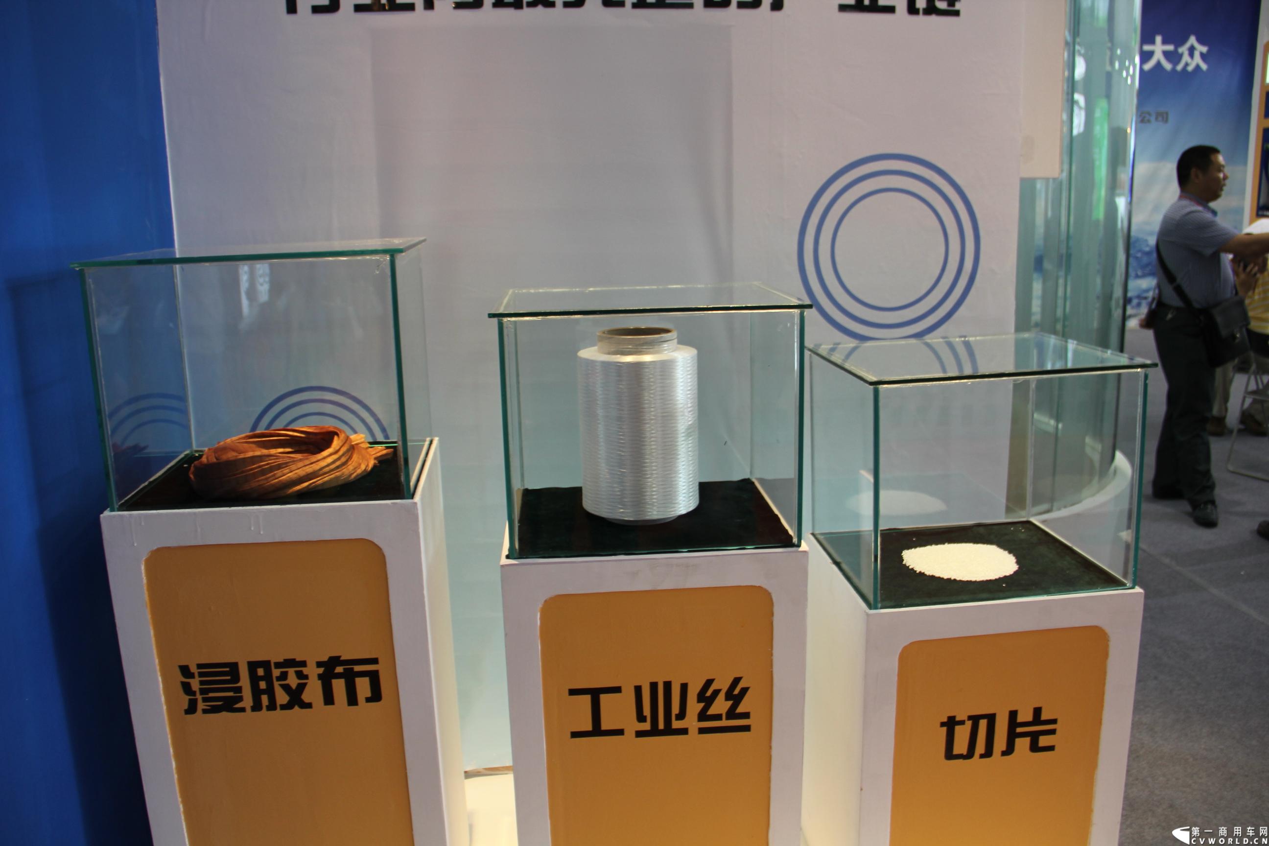 5月15-17日，第四届中国（广饶）国际橡胶轮胎暨汽车配件展览会在广饶国际会展中心成功举办。展览会立足“国内一流、世界知名”的办展目标，精心组织各种轮胎及生产原辅材料、机械设备、轮胎制造技术、车轮制品、轮胎翻新设备及原料、汽车配件等展示交流活动，图为杭州海利得轮胎帘子布。