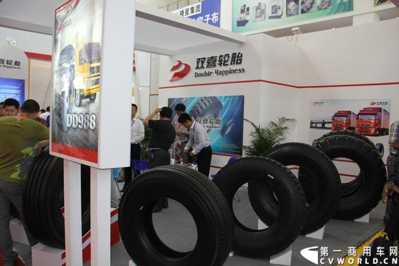 5月15-17日，第四届中国（广饶）国际橡胶轮胎暨汽车配件展览会在广饶国际会展中心成功举办。展览会立足“国内一流、世界知名”的办展目标，精心组织各种轮胎及生产原辅材料、机械设备、轮胎制造技术、车轮制品、轮胎翻新设备及原料、汽车配件等展示交流活动，图为双喜商用车轮胎 。