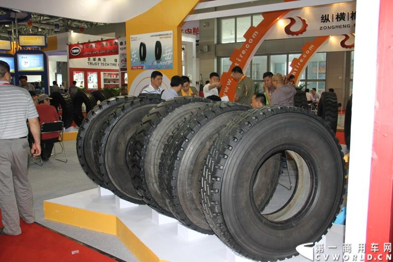 5月15-17日，第四届中国（广饶）国际橡胶轮胎暨汽车配件展览会在广饶国际会展中心成功举办。展览会立足“国内一流、世界知名”的办展目标，精心组织各种轮胎及生产原辅材料、机械设备、轮胎制造技术、车轮制品、轮胎翻新设备及原料、汽车配件等展示交流活动，图为现场随处可见的商用车轮胎 。
