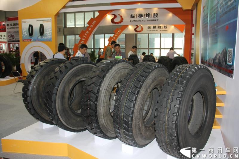 5月15-17日，第四届中国（广饶）国际橡胶轮胎暨汽车配件展览会在广饶国际会展中心成功举办。展览会立足“国内一流、世界知名”的办展目标，精心组织各种轮胎及生产原辅材料、机械设备、轮胎制造技术、车轮制品、轮胎翻新设备及原料、汽车配件等展示交流活动，图为现场随处可见的商用车轮胎 。