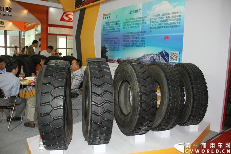 5月15-17日，第四届中国（广饶）国际橡胶轮胎暨汽车配件展览会在广饶国际会展中心成功举办。展览会立足“国内一流、世界知名”的办展目标，精心组织各种轮胎及生产原辅材料、机械设备、轮胎制造技术、车轮制品、轮胎翻新设备及原料、汽车配件等展示交流活动，图为现场随处可见的商用车轮胎 。