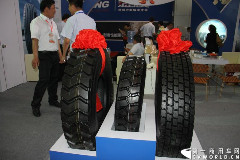 5月15-17日，第四届中国（广饶）国际橡胶轮胎暨汽车配件展览会在广饶国际会展中心成功举办。展览会立足“国内一流、世界知名”的办展目标，精心组织各种轮胎及生产原辅材料、机械设备、轮胎制造技术、车轮制品、轮胎翻新设备及原料、汽车配件等展示交流活动，图为轮胎新品发布。
