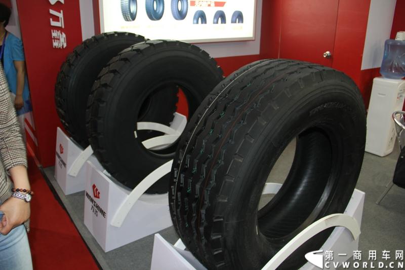 5月15-17日，第四届中国（广饶）国际橡胶轮胎暨汽车配件展览会在广饶国际会展中心成功举办。展览会立足“国内一流、世界知名”的办展目标，精心组织各种轮胎及生产原辅材料、机械设备、轮胎制造技术、车轮制品、轮胎翻新设备及原料、汽车配件等展示交流活动，图为山东万鑫轮胎。
