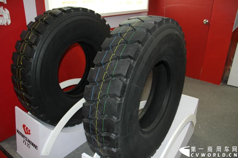 5月15-17日，第四届中国（广饶）国际橡胶轮胎暨汽车配件展览会在广饶国际会展中心成功举办。展览会立足“国内一流、世界知名”的办展目标，精心组织各种轮胎及生产原辅材料、机械设备、轮胎制造技术、车轮制品、轮胎翻新设备及原料、汽车配件等展示交流活动，图为山东万鑫轮胎。