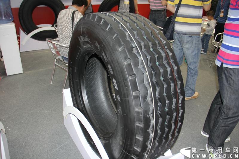 5月15-17日，第四届中国（广饶）国际橡胶轮胎暨汽车配件展览会在广饶国际会展中心成功举办。展览会立足“国内一流、世界知名”的办展目标，精心组织各种轮胎及生产原辅材料、机械设备、轮胎制造技术、车轮制品、轮胎翻新设备及原料、汽车配件等展示交流活动，图为山东万鑫轮胎。