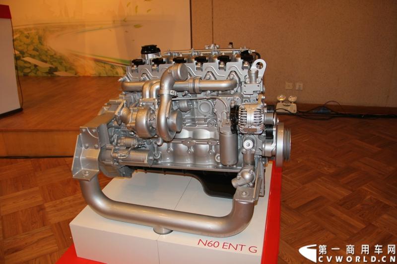 6月24日，菲亚特动力科技（FPT）与北京公交集团的天然气发动机供货交接仪式在意大利驻华大使馆隆重举行。时值双方合作十周年之际，菲亚特动力科技再次为北京公交集团提供了将近1200台环保型天然气发动机。图为北京公交集团采购的FPT NEF 6天然气发动机 。